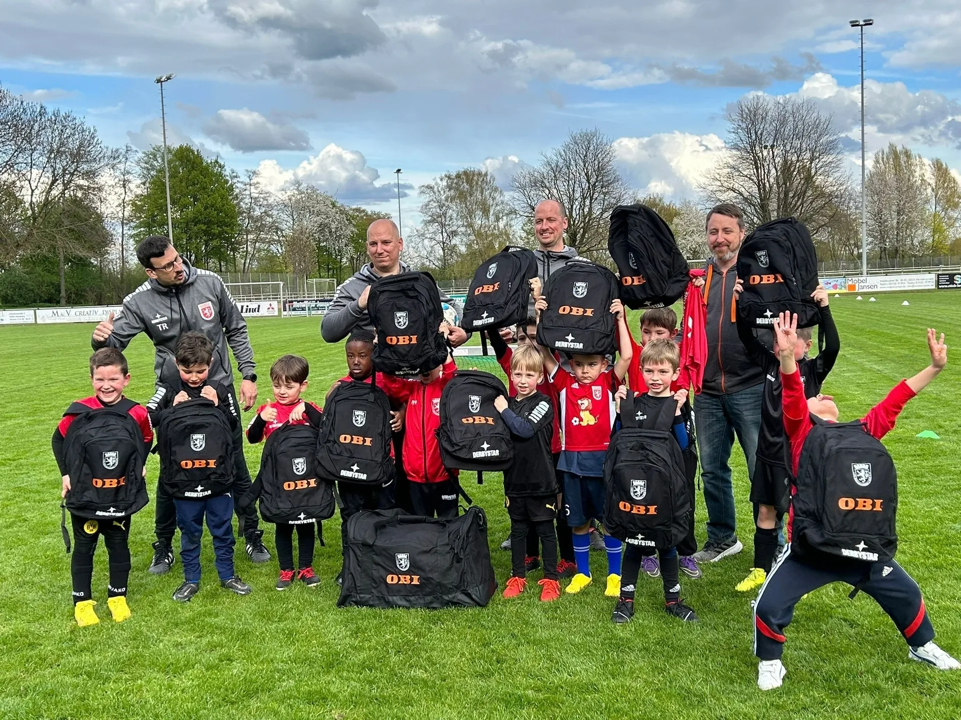Bambinis mit neuer Sporttasche