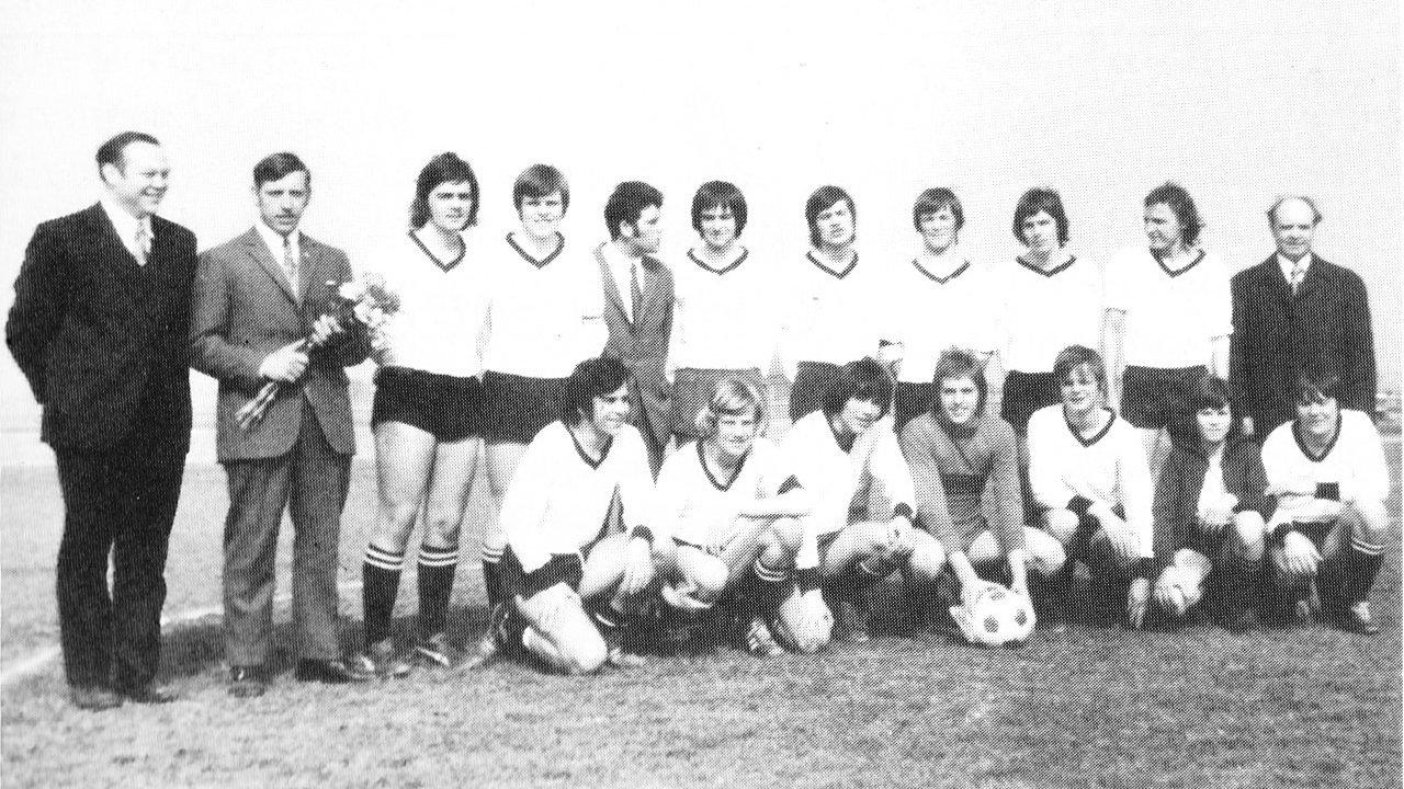 A-Jugend Kreismeister 1971/72 mit Betreuer Willi Esser, Trainer Mathias Oligschläger, Willi Schmitz, Heinz Hülsen, Betreuer Clemens, Willi Clemens, Jochen Oeben, Karl-Heinz Deckers, Peter Vogels, Otto Kuszinna, Vorsitzender Toni Feilzer. Untere Reihe v.l: Bernd Schmitz, Hans Jansen, Franken, Ludwig Winkens, Wilfried Joeris, Hans Leinders und Felix Czupan.