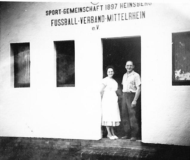 Platzwart Josef Flutgraf und seine Frau vor dem Sportheim in Heinsberg.