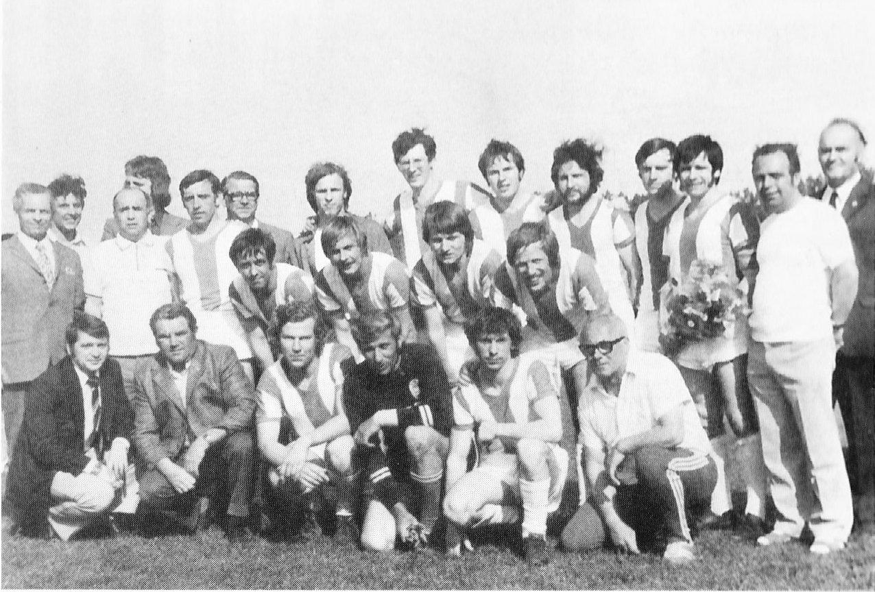 Aufstiegsmannschaft 1973 mit Anhang. Obere Reihe v.l.n.r: Erwin July, Günter Corsten, Vorsitzender Siggi Baumung, Erich Schruff, Trainer Mathias Oligschläger, Jugendleiter Jupp Scherrers, Arno Michelsen, Helmut Over, Norbert Hedtke, Klaus Beyerlein, Willi v.d. Driesch, Dieter Wolffs, Juppi Paulzen, Harjo Quasten. Mitte: Friedhelm Wolks, Männ Jöris, Werber Babucke, Lothar Pabst. Untere Reihe: Bernd Langohr, Alfred Rauschning, Wilfried Scherrers, Udo Rausch und Gerdi Florack.