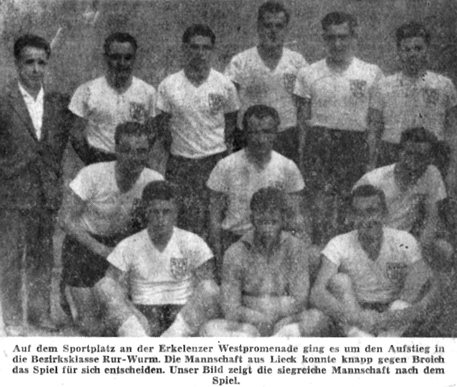 Die Aufstiegsmannschaft nach dem Spiel in Erkelenz mit Trainer Theo Hilgers (ganz links).