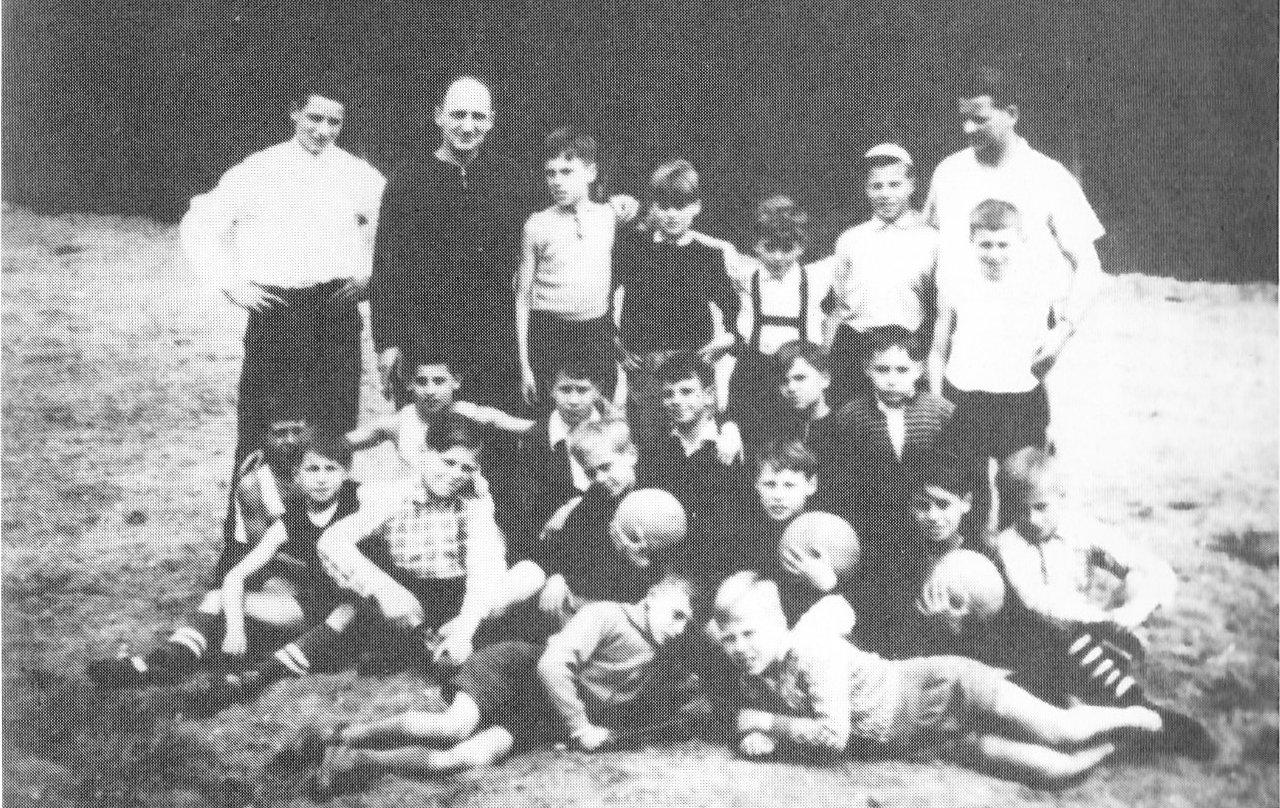 Das 1. Jugendzeltlager 1960 am Hariksee. Rechts Lagerleiter Scherrers, zweiter von links Josef Flutgraf als Betreuer.