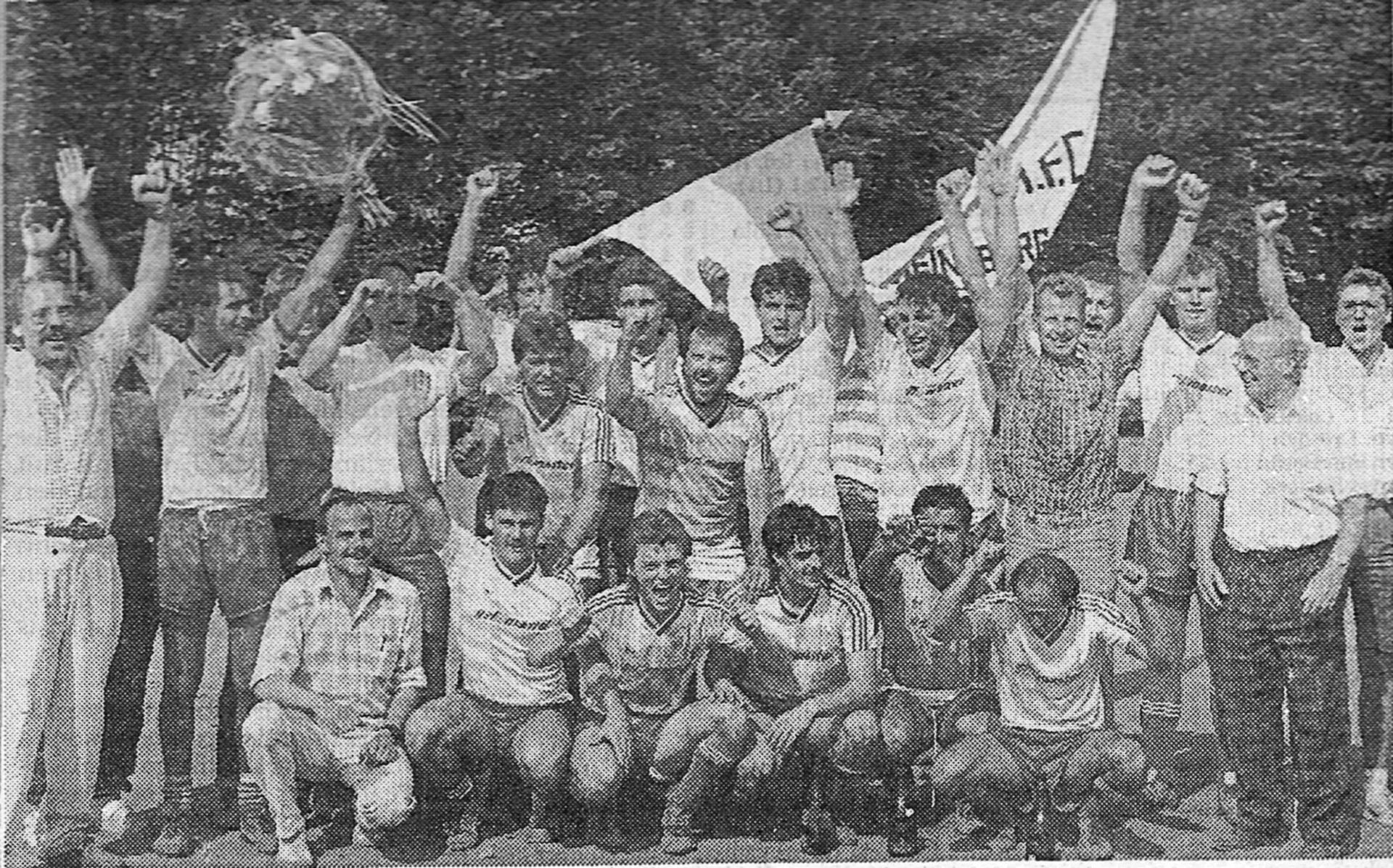 Die Aufstiegsmannschaft 1989 nach dem letzten Spiel in Aphoven mit Vorstand und Anhängern.