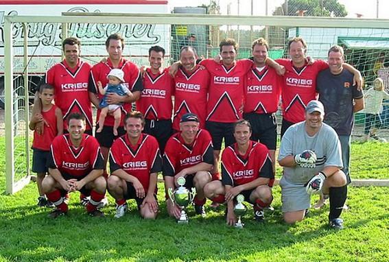 Die Mannschaft des FC als Stadtmeister der Altherren 2005.