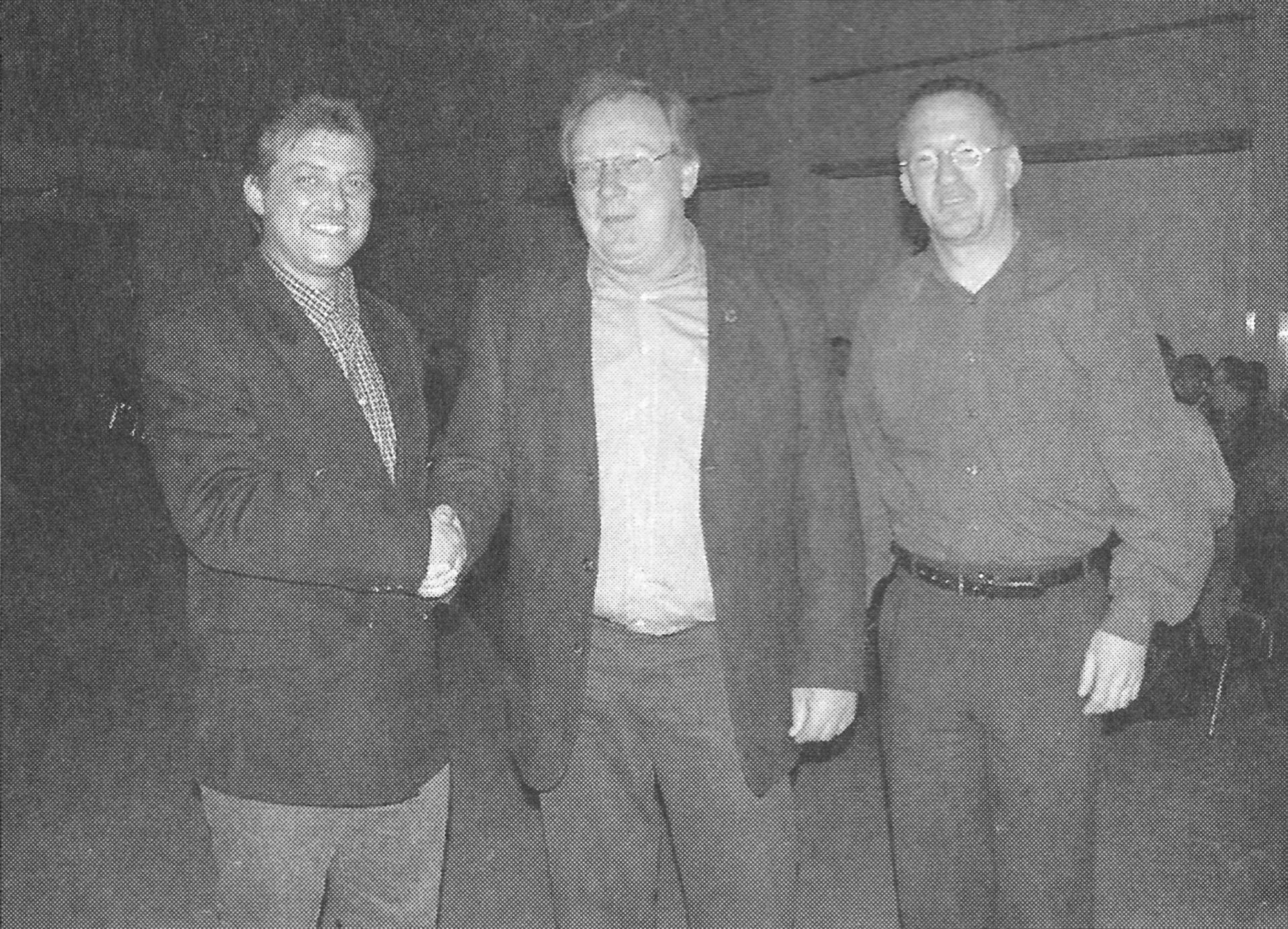 Gerd Truger (Mitte) nimmt die Ehrung vom Vorsitzenden Manfred Küppers (links) und Norbert Berens (rechts) entgegen.