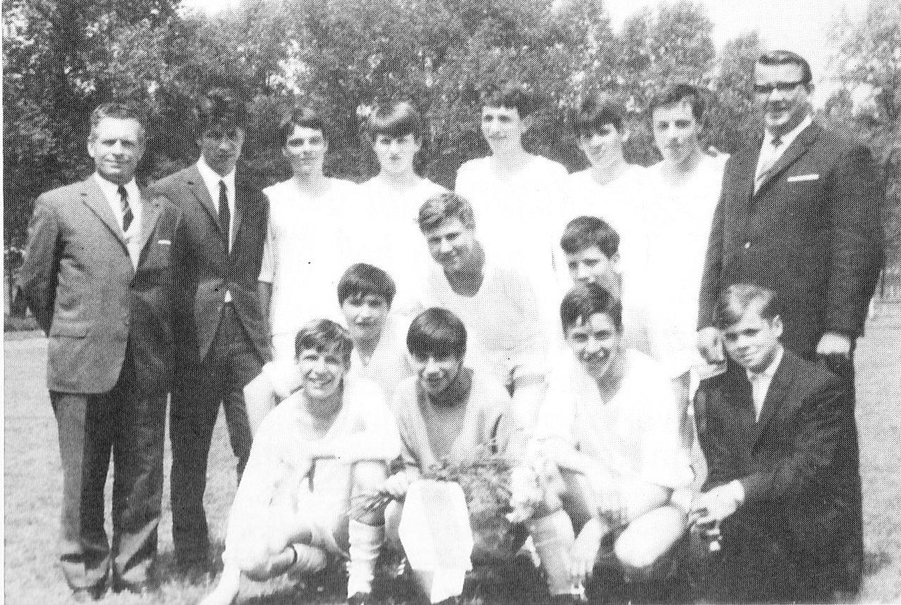 Kreismeisterschaft der B-Jugend 1967. Rechts oben Jugendleiter Jupp Scherrers, links Vorsitzender Erwin July und Trainer Willi Beumers.