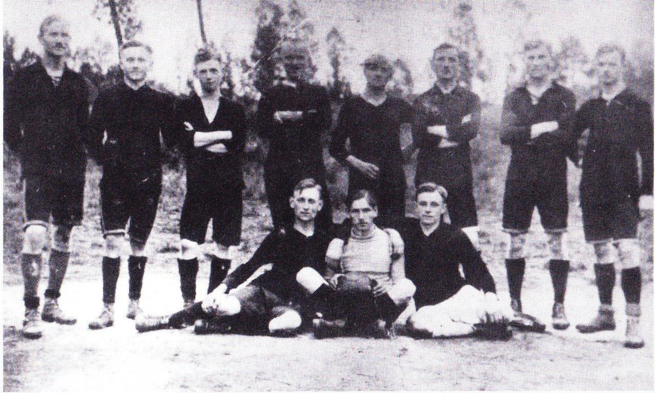 Germania Lieck, 1924. Obere Reihe v.l.n.r: Leo Jansen, Heinrich Zimmermann, Wilhelm Hutmacher, Ludwig Behnen, Wilhelm Hilgers, Christian Wählen, Edmund Jansen, Wilhelm Görtz. Untere Reihe: Heinrich Jansen, Leo Louis und Hermann Behnen.