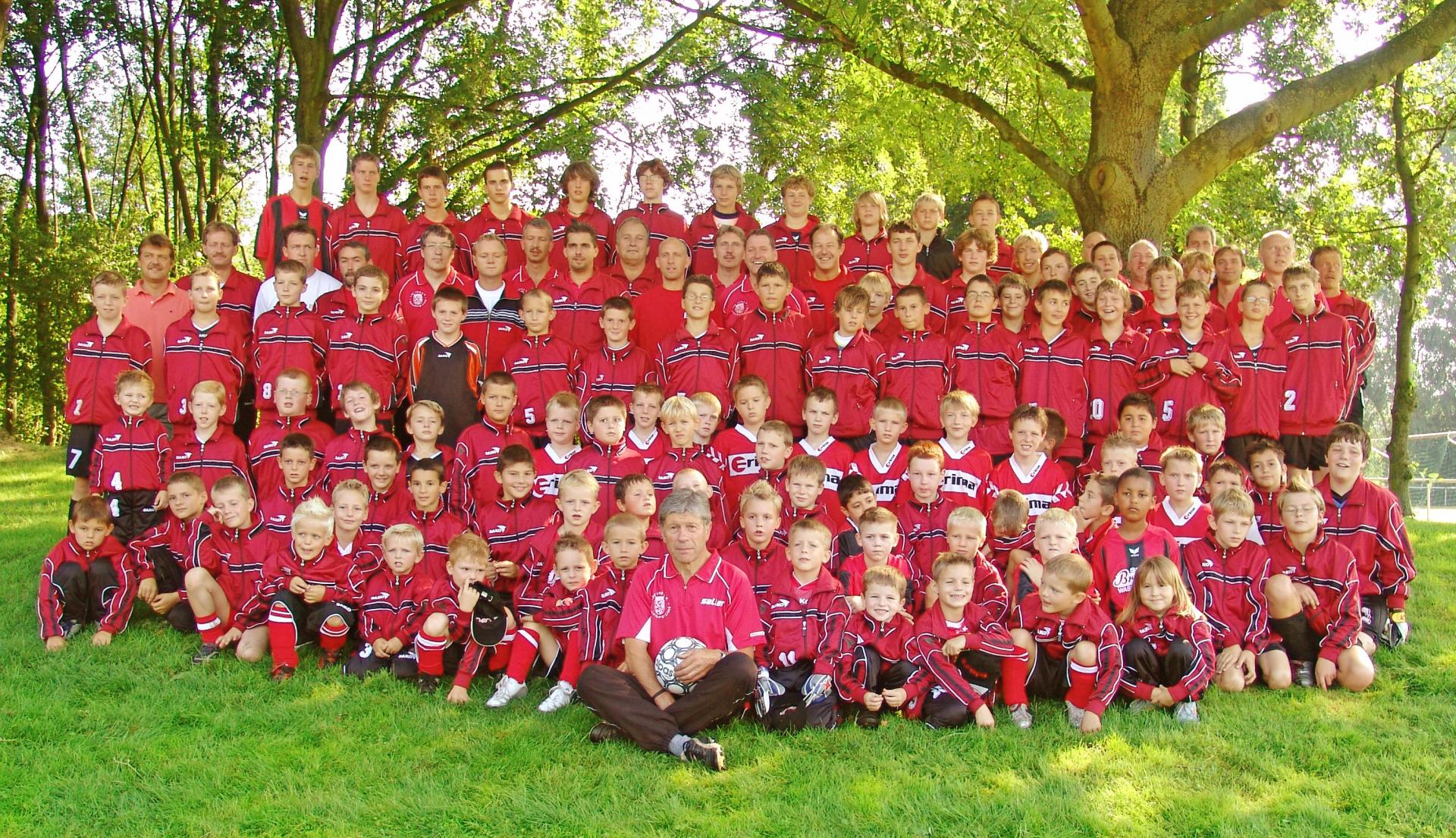Willi Beumers im Vordergrund im Kreise der gesamten Jugendabteilung, 2005.