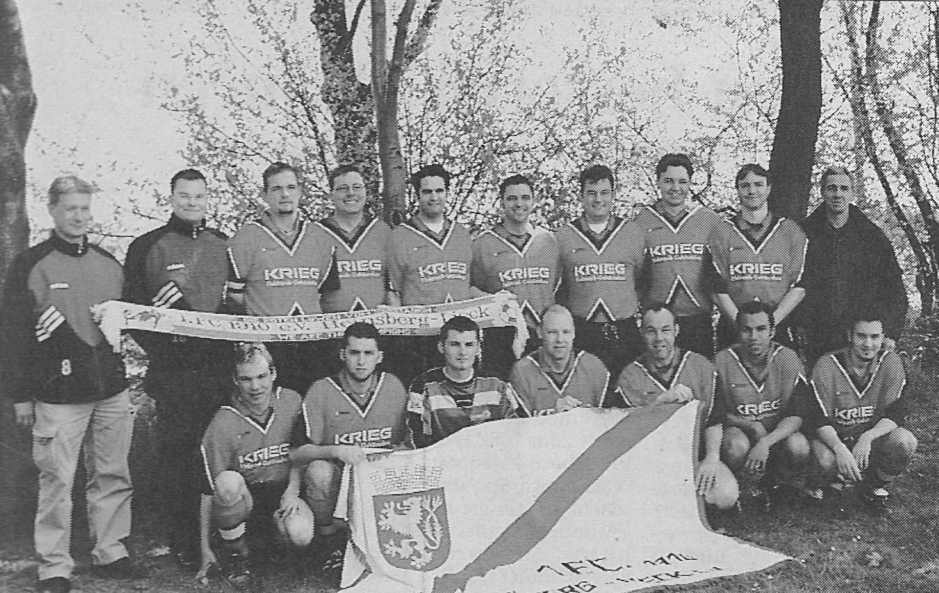 Gruppensieger 2002 und Aufsteiger in die Kreisliga B. Zweiter von rechts in der hinteren Reihe: Trainer Willi Dohmen.
