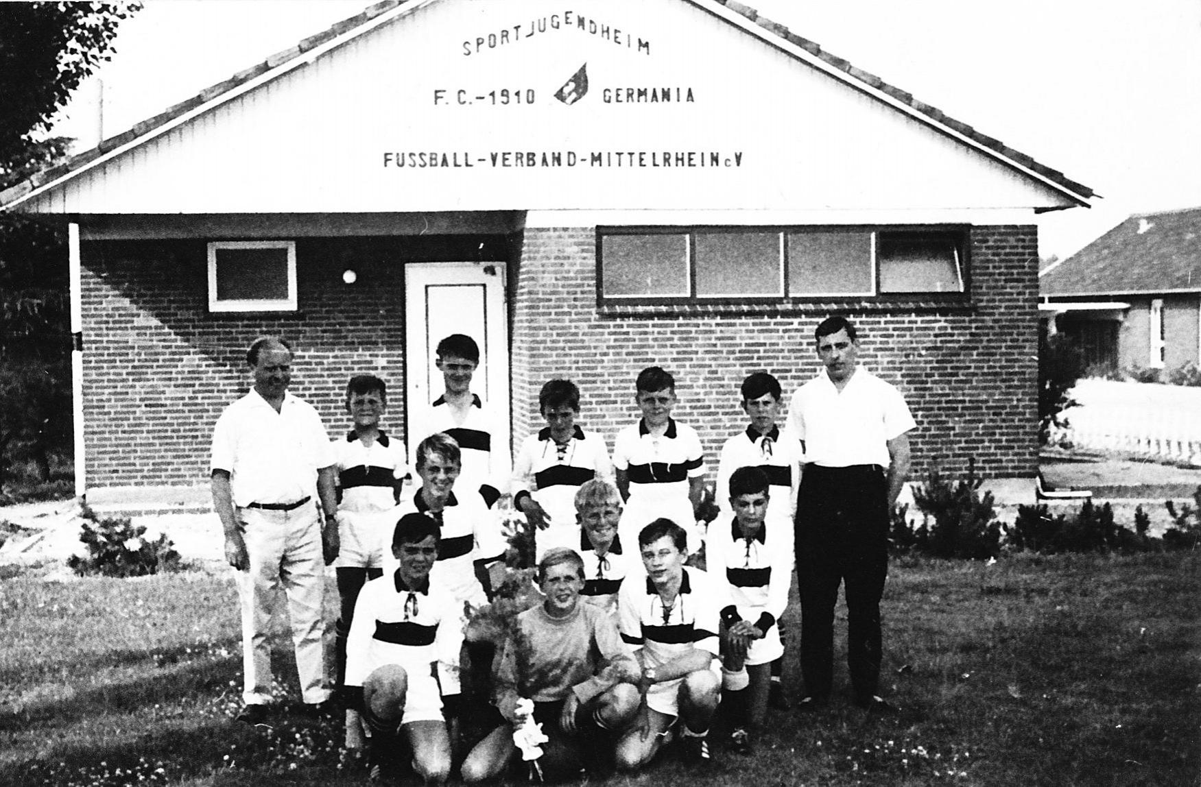 Das Jugendheim an der Liecker Volksschule mit einer Jugendmannschaft. Einige dieser Jungs werden später noch eine wichtige Rolle spielen.