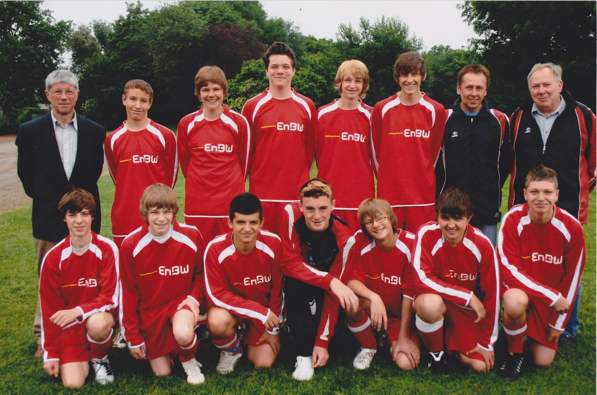 Kreismeister C-Jugend 2008. Hintere Reihe v.l.n.r: Trainer Willi Beumers, Dominik Richter, Marc Hotopp, Sebastian Mühlenbruch, Jonas Abert, Meik Polywka, Betreuer Arnold Polywka, Betreuer Gerd Truger. Vordere Reihe: Tom Austin, Chris Mevissen, Beret Nehmeti, Alexander Gärtner, Oliver Brabunski, Alexander Klein, Kevin Gut.