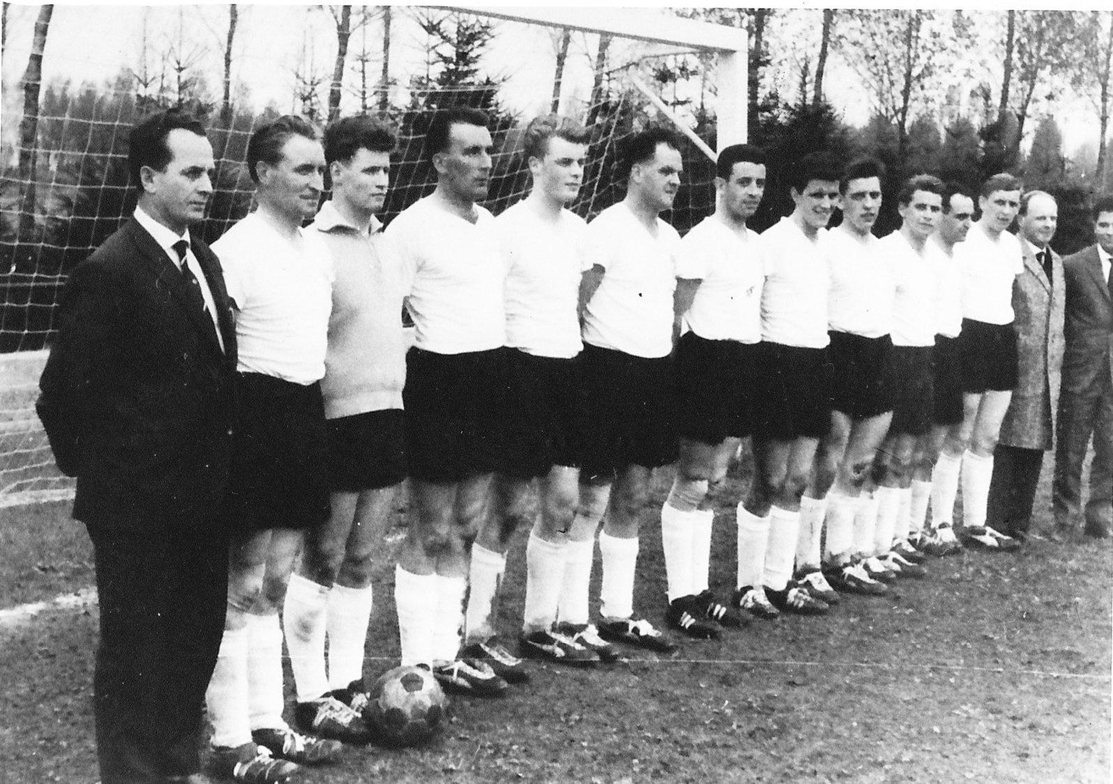 Kreismeistermannschaft der Saison 1962/63 mit dem neuen Vorsitzenden Toni Feilzer (2. von rechts).