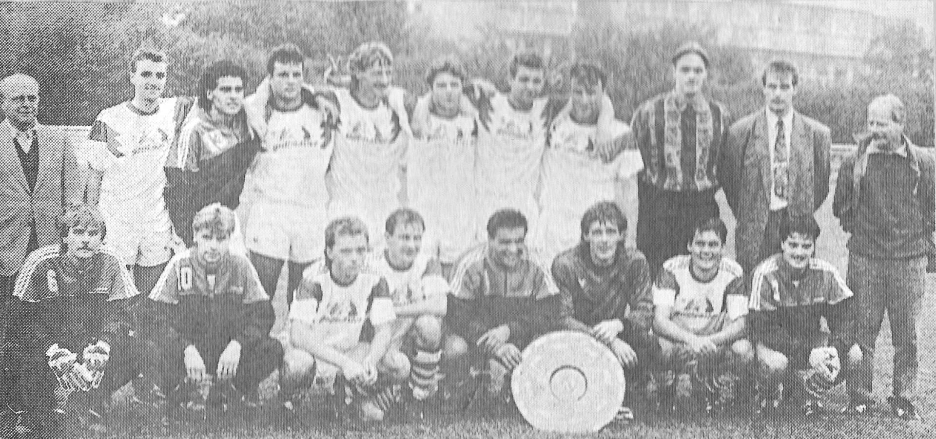 Kreispokalsieger 1990. Die siegreiche Mannschaft mit Trainer Atze Tanz (rechts) nach dem Spiel in Oberbruch.