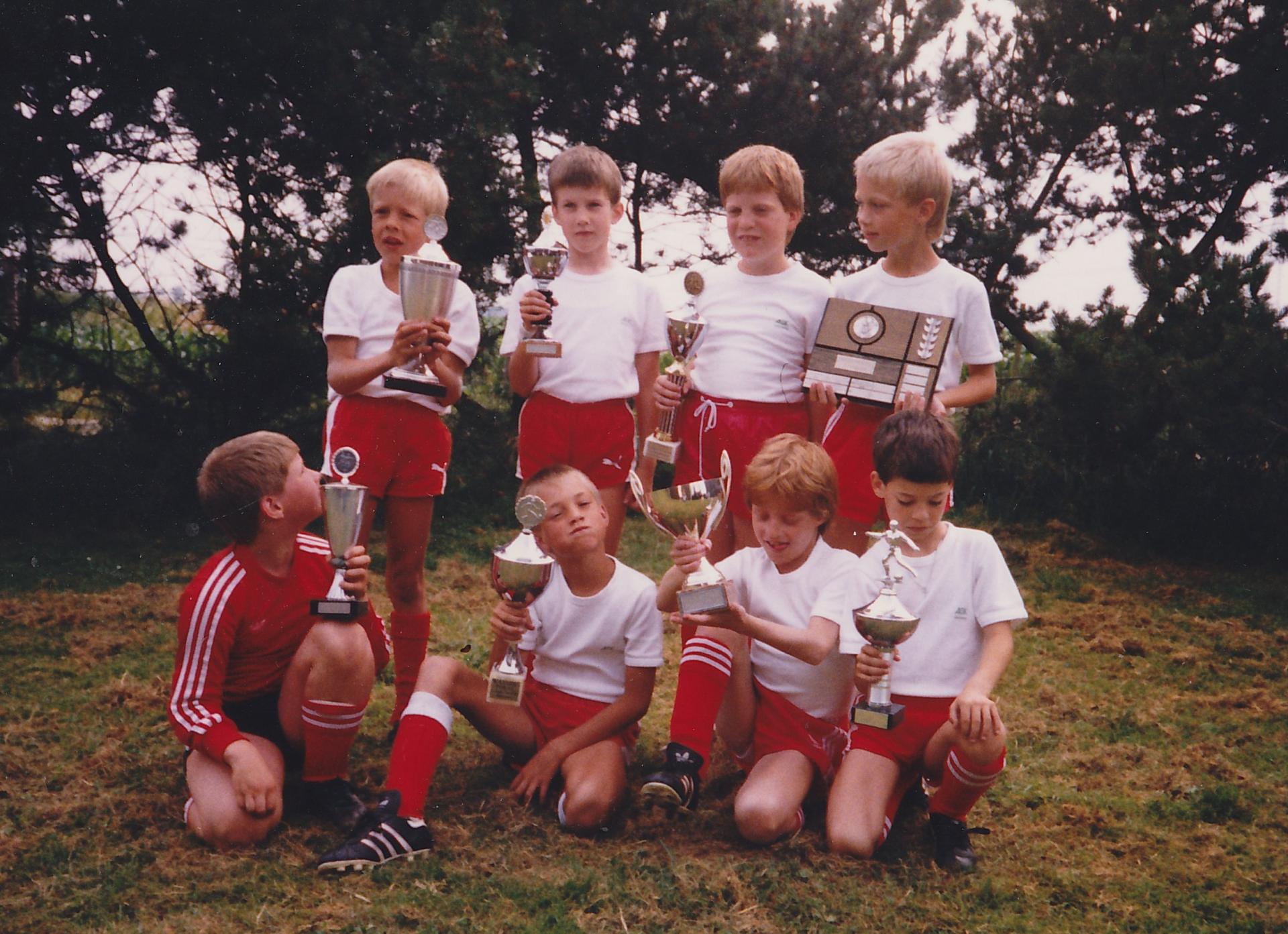Die erfolgreichen Nachwuchstalente mit all ihren gewonnenen Trophäen.