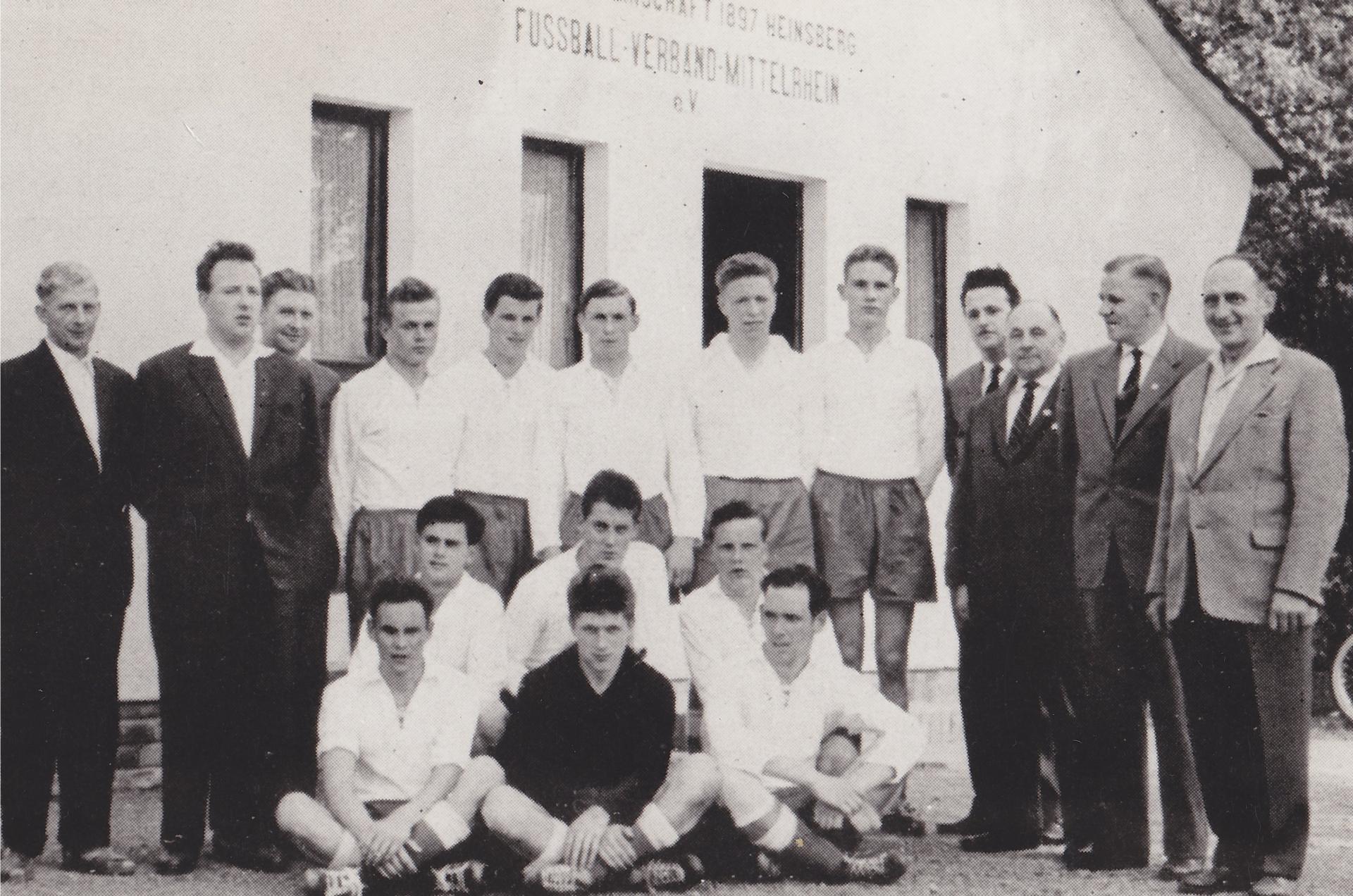 Vorstand und 1. Mannschaft der Alemannia Heinsberg, 1959