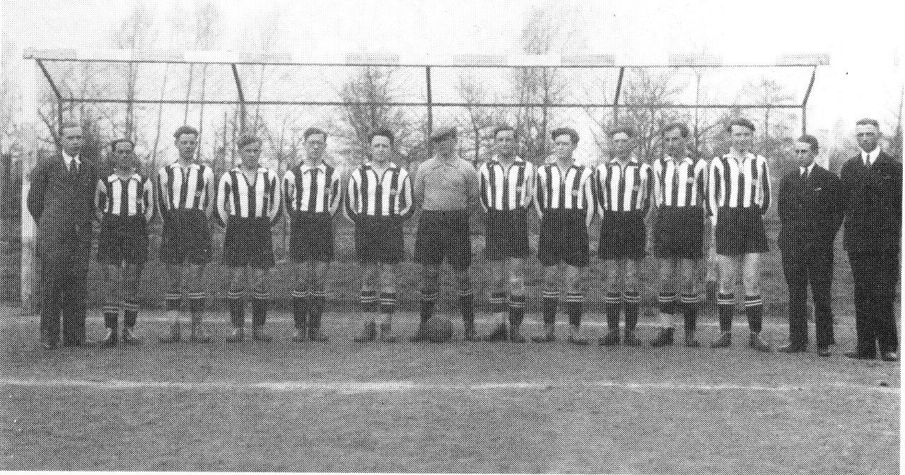 SV Germania Lieck, 1933. V.l.n.r: Willi Laumen, Heinrich Laumen, Albert Meuser, Theo Rütten, Heinz Becker, Josef Phillippen, Monnak (früher Schalke 04), Theo Hülsen, Johann Heinen, Wilhelm von Birgelen, Hubert Schröder, Hubert Jütten.